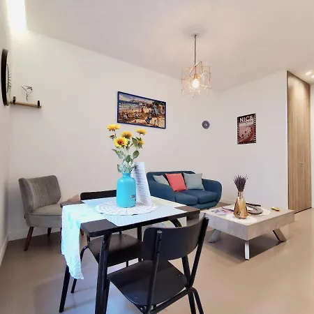 Apartment Le Petit Balcon By Guys